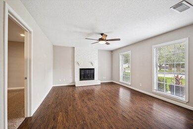 334 Gleneagles Dr, Friendswood, TX 77546 - photo 2