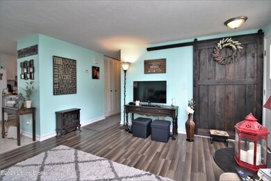 8306 Roseborough Rd, Louisville, KY 40228 - photo 5