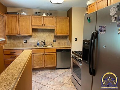 5207 SW 31st St, Topeka, KS 66614 - photo 4