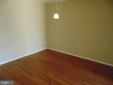 9335 Sparrow Valley Dr, Montgomery Village, MD 20886 - photo 5