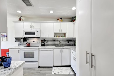 15 Stratford Dr E unit B, Boynton Beach, FL 33436 - photo 5