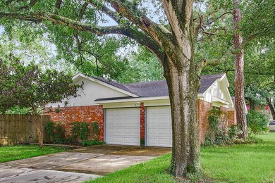 7230 Leaning Oak Dr, Houston, TX 77088 - photo 2