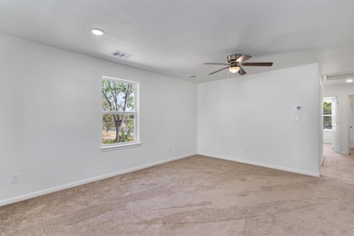 2002 W 2nd St unit 402, Taylor, TX 76574 - photo 4