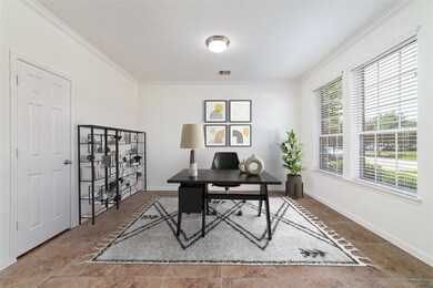 *Virtual staging*
Sitting room or flex room with