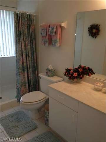 Clean and Bright Master Bath.  Extra Large Shower!
