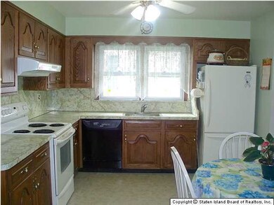 60 Roswell Ave, Staten Island, NY 10314 - photo 7