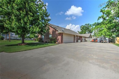 Extra long and wide driveway, bring your camper!