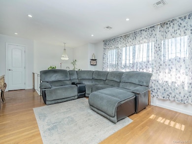 53 Maple St, Roslyn Heights, NY 11577 - photo 3