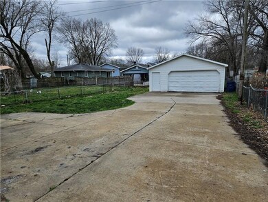 1408 E 30th St, Des Moines, IA 50317 - photo 3