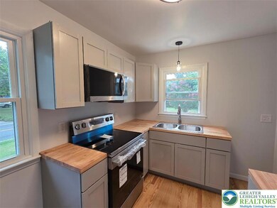 3074 Mauch Chunk Rd, Allentown, PA 18104 - photo 7