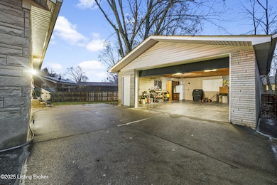 10219 Beau Brummell Dr, Fairdale, KY 40118 - photo 5