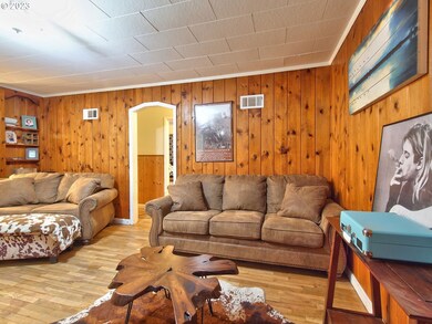 305 NW Gardner St, Sheridan, OR 97378 - photo 4