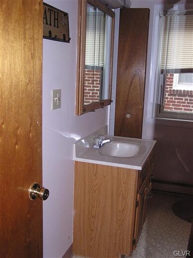 811 S 10th St, Allentown, PA 18103 - photo 6