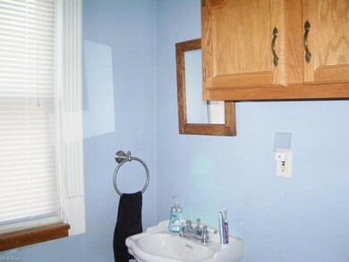 1416 Maile, Lakewood, OH Up Bath