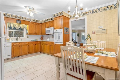 Kitchen & Breakfast Area