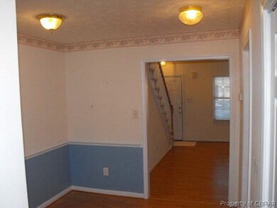 Dining to foyer