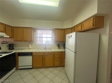 ~MAKE THIS KITCHEN ABSOLUTELY YOURS~GOOD AREA AND