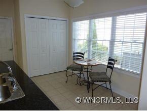 Bright Kitchen Eat-in Area