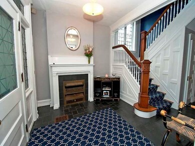 Entry/Foyer.