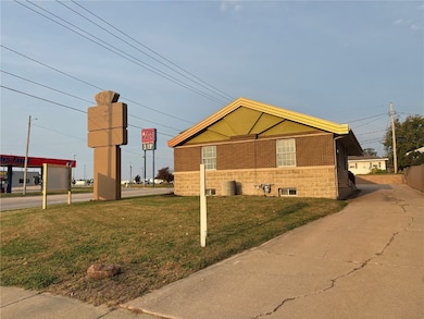 600 Blairs Ferry Rd NE, Cedar Rapids, IA 52402 - photo 2