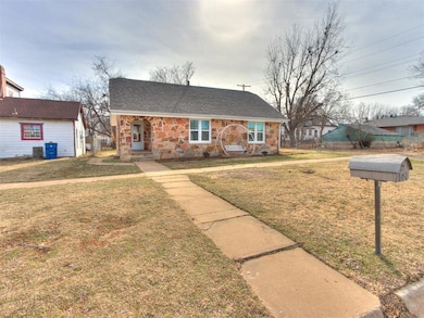 View of front facade featuring a front yard