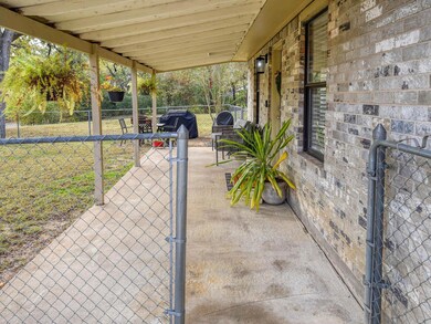 504 Hickory St, Smithville, TX 78957 - photo 5