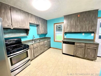 411 N Howey St, Chouteau, OK 74337 - photo 7