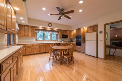 911 Parkside Rd, Naperville, IL 60540 - photo 2