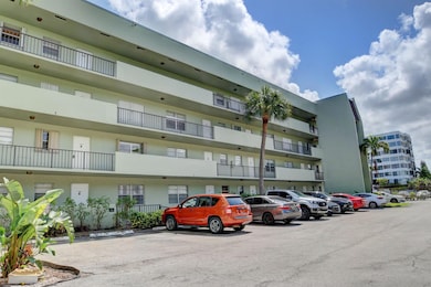 1638 Embassy Dr unit 208, West Palm Beach, FL 33401 - photo 2
