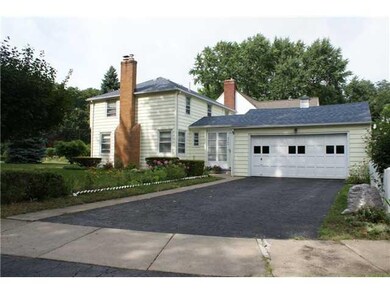 Exterior Front Spacious breezeway has front and rear doors, perfect for summertime dining!