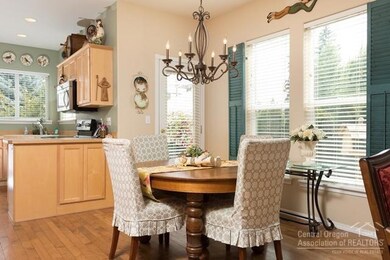 2655 SW Salmon Ave, Redmond, OR 97756 - photo 6