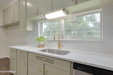 6-web-or-mls-123 Pickwick Dr-6