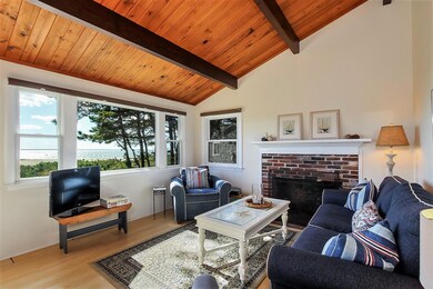 004-photo-living-room-6439602