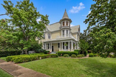 204 College St-3