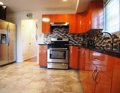 (6) Eat In Kitchen