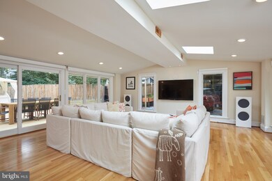 8903 Charred Oak Dr, Bethesda, MD 20817 - photo 4