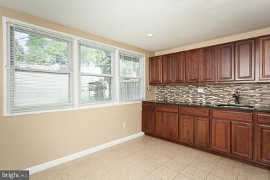 409 Burbank Ct, Halethorpe, MD 21227 - photo 4