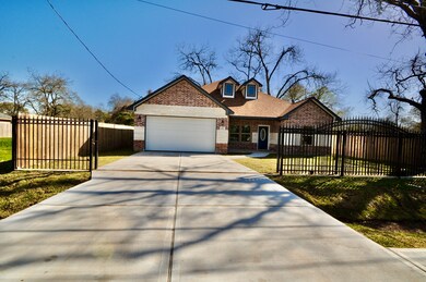 977 Lucky St, Houston, TX 77088 - photo 3