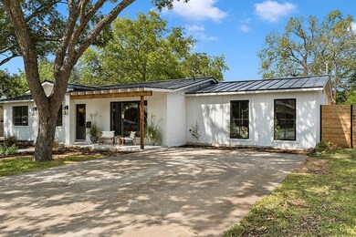 704 N Edison St, Fredericksburg, TX 78624 - photo 3