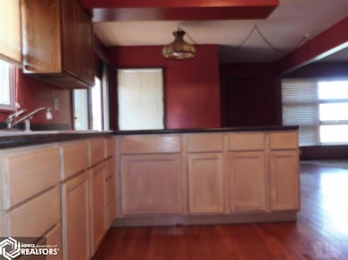 121 S 8th Ave W, Newton, IA 50208 - photo 3