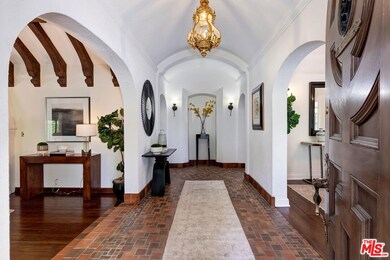 Barrel-vaulted center hall