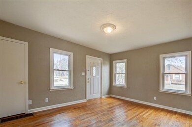 3947 40th St, Des Moines, IA 50310 - photo 2