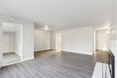 3402 4th Living room 3