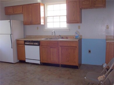 EAT IN KIT W/REFRIG & DISHWASHER