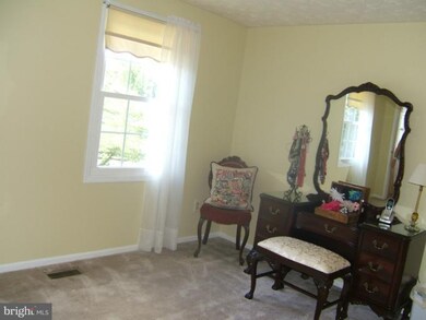 8487 Middle Run Dr, Springfield, VA 22153 - photo 5