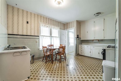 512 3rd St, Lincoln, IL 62656 - photo 2