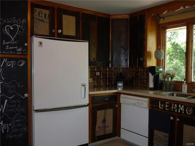 Note the memo board facing cupboards to the left!!
