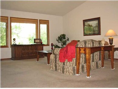 SPACIOUS 19' X 18' LIVINGROOM - Vaulted Ceiling