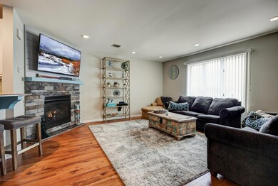 006_Living Room