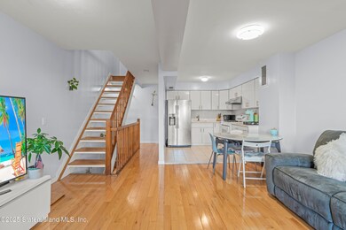 35 Country Dr N unit A, Staten Island, NY 10314 - photo 2